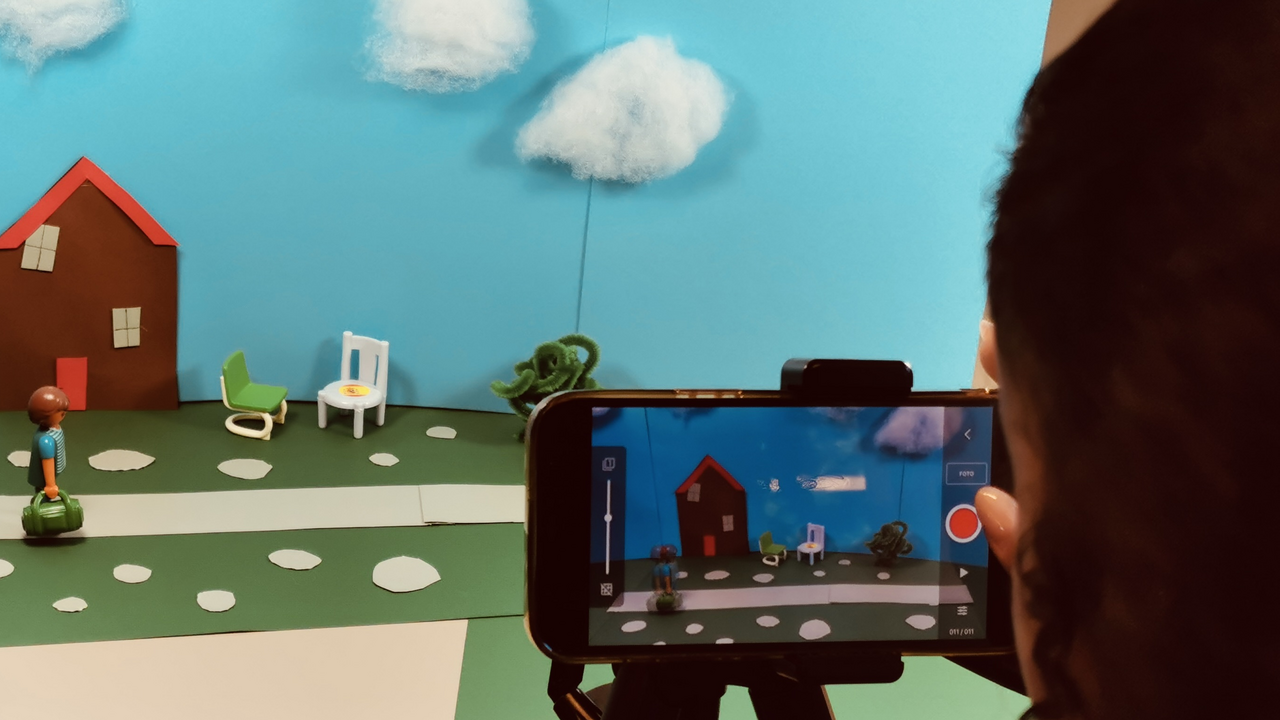 In diesem Workshop lernen Sie die unzähligen Möglichkeiten des Stop-Motion-Films kennen. Die Trickfilmtechnik funktioniert so, dass einzelne Bilder schnell hintereinander abgespielt werden, wodurch sich die Figuren auf dem Bildschirm zu bewegen scheinen.