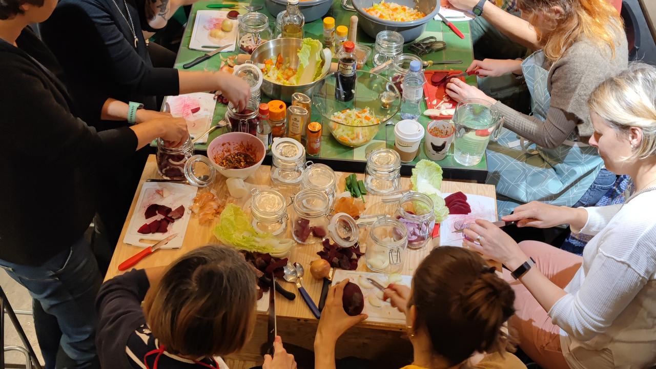 Hast du zu viel Gemüse in deinem Garten und möchtest es länger haltbar machen? Fermentieren ist eine gute und seit Jahrtausenden bewährte Methode, um Gemüse genussvoll zu veredeln und für längere Zeit haltbar zu machen. Gerade im Hinblick auf die kältere Jahreszeit ist fermentieren eine gute Möglichkeit, sich vitaminreich und gesund zu ernähren.