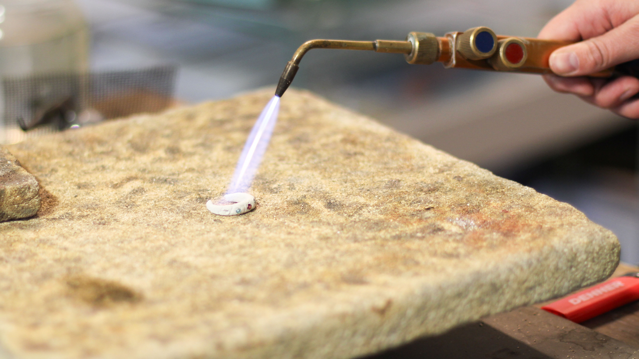 Mit dem tonartigen Material Silver Clay gestalten wir über 3 Stunden Schmuckstücke. Zuerst wird er geformt, optional kann man auch Steine fasst und dann brennen wir den direkt vor Ort aus, damit du mit deinem fertigen Schmuck nach Hause kannst :)