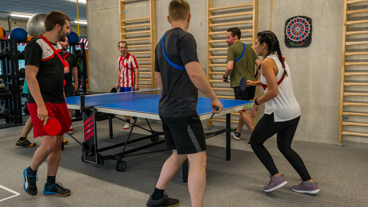 Bei uns kannst du dich mit deinen Freunden sportlich austoben und eine Menge Spass haben! Unsere coolen Spielplattformen bieten die perfekte Umgebung für einen einzigartigen Event. Ob virtuelle Ballsport-Games, Kicken auf dem Indoor-Fussballplatz, Tischtennis oder «en Töggeli-Match»: Für jeden ist was dabei.