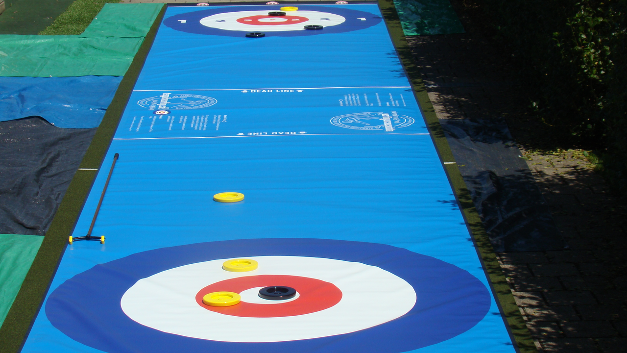 Spielen sie mit, mobilen Bahnen, da wo sie, ihren Event, möchten, fast alle Kantone (ohne Genf, Waadt, Wallis, Tessin, Ober-Unterengadin. Oder in Hirschthal Ag Freitag-Sonntag, haben wir, einen Raum. Curling-Stockshiessen (eine Mischung aus dem Eis-Curling + Eisstockschiessen oder Shuffleboard (mit Disc + Cues), bekannt von Kreuzfahrten. Beide Spiele, können auch, kombiniert, werden. Schlag den Gegner, bekannt von Pro7 und RTL (15 Spiele; Wissen-Können, Glück-Geschick und 5 Sportspiele)