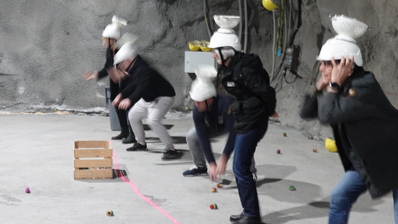 Lasst es beim Polteri im wetterunabhngigen Stollen so richtig krachen! Zum einen geniesst Ihr eine imposante Sprengdemonstration mit Druckwelle und zum anderen werdet Ihr bei einer Challenge mit viel Action, Spiel und Spass herausgefordert. Dank unserem hauseigenen Restaurant ist auch für den Durst gesorgt.