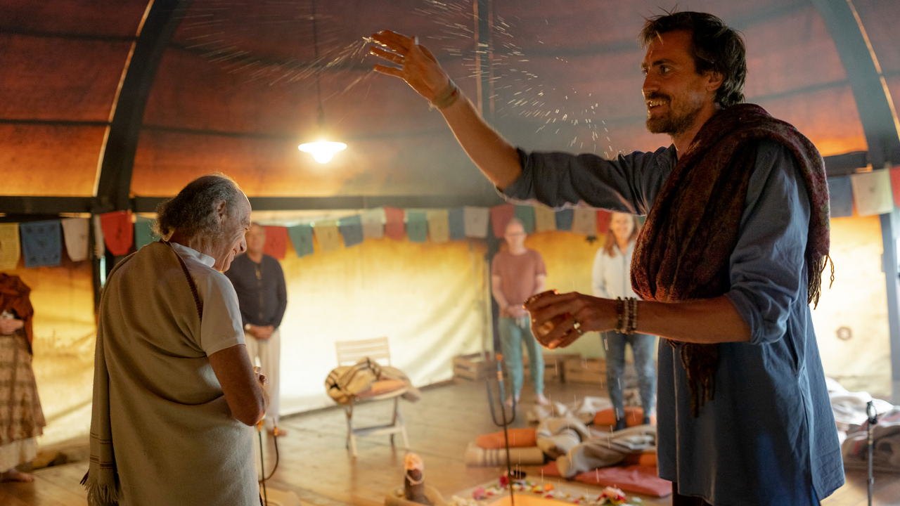 Diese Alp dient bereits seit über 40 Jahren als Rückzugs- und Erfahrungsort für Menschen auf der ganzen Welt, welche auf der Suche sind nach Stille, innerem Frieden und einer spirituellen Praxis. Durch tägliche Rituale und eine bewusste Ausrichtung hat der Platz eine einzigartige Kraft entwickelt. Wir wollen diese Kraft gemeinsam erkunden und uns einen Tag lang auf den Weg durch die Kraftquellen der Alp begeben.