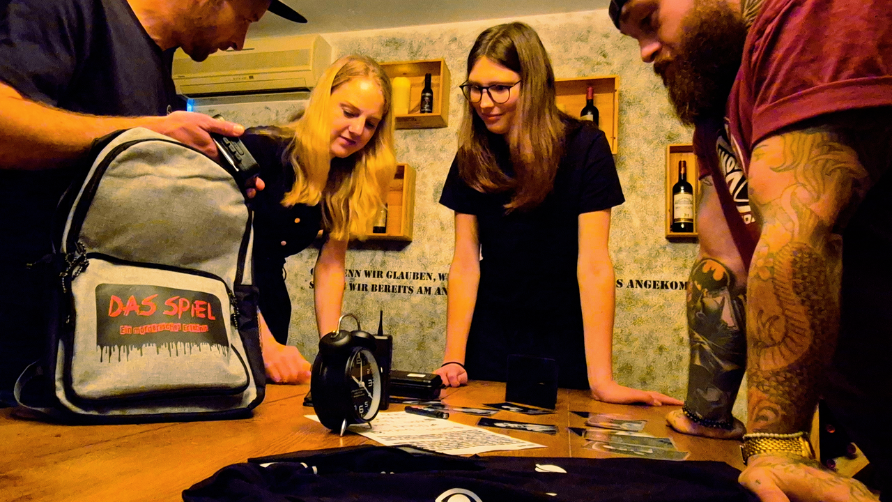 Sieben Leichen an sieben verschiedenen Tatorten an sieben aufeinanderfolgenden Wochentagen. An jedem Tatort hinterliess der Täter einen mysteriösen Gegenstand und ein Sprichwort. Dazu kam ein Brief mit unbekanntem Absender, der an die Polizei gesendet wurde. Peter Lehmann von der Mordkommission ist ratlos und weiss nicht mehr weiter. Wer treibt «Das Spiel» mit den Ermittlern? Seid vorsichtig und bleibt wachsam, Spannung und Nervenkitzel sind garantiert!