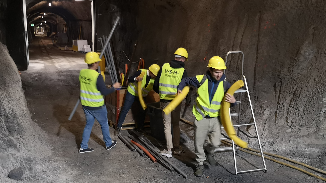 Lasst es beim Polteri im wetterunabhngigen Stollen so richtig krachen! Zum einen geniesst Ihr eine imposante Sprengdemonstration mit Druckwelle und zum anderen werdet Ihr bei einer Challenge mit viel Action, Spiel und Spass herausgefordert. Dank unserem hauseigenen Restaurant ist auch für den Durst gesorgt.