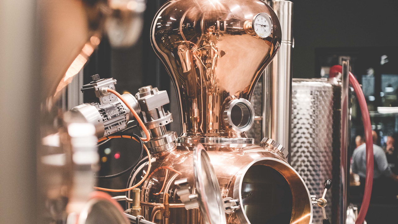 In unserem GIN LAB «COMPACT» erfahrt ihr alles Wissenswerte über die Geschichte des Gins und dessen Herstellung, werdet durch die Räumlichkeiten geführt und erhaltet einen Einblick in die erste Destillerie der Stadt Zürich. Ihr taucht in die Welt des Destillierens ein und nach einer Degustation aller Produkte wird jede Teilnehmer:in selbst kurzzeitig zur Alchimist:in. Ihr verfeinert eine Flasche London Dry Gin mit einer Auswahl aus 51 Destillaten ganz nach eurem eigenen Geschmack! Der Workshop kostet 95.- pro Person und wird ab 24 Teilnehmern durchgeführt. Für Gruppen gibt es weitere private Angebote, stelle gerne eine Offertanfrage.