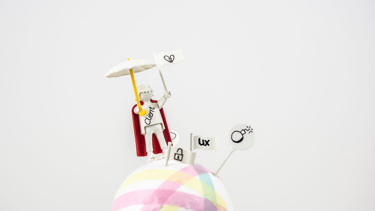 PLAYMOBIL pro. – Spielfiguren als Schlüssel für die eigene Aussage. Mit PLAYMOBIL pro. werden neutrale Figuren zu Botschaftern unserer Gedanken. Sie werden bemalt, beschrieben, in Rollen gesteckt – und plötzlich entstehen Szenen, die komplexe Zusammenhänge sichtbar machen. Die Methode kombiniert Gamification mit Tiefgang: Konflikte, Machtverhältnisse oder neue Ideen werden spielerisch dargestellt, diskutiert und reflektiert. Sprachbarrieren und Hierarchien treten in den Hintergrund – stattdessen zählt, was das Modell zeigt. 👉 Unser Team bildet die Methode nicht nur aus sondern nutzt PLAYMOBIL pro. als haptisches Moderationstool für Workshops zwischen 3 und 200 Personen, flexibel in Deutsch und Englisch. National wie international - für alle Zielgruppen.