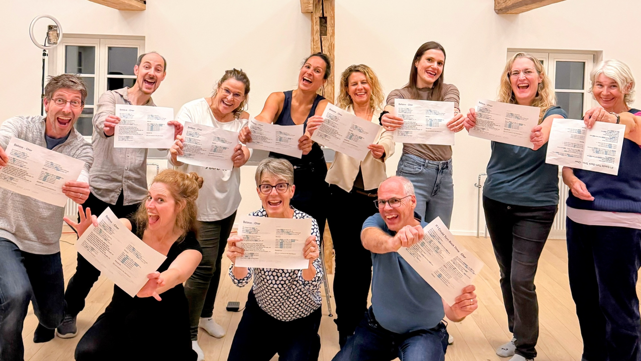 Egal ob Team, Kick-Off oder einfach als kreative Pause, bei diesem Singerlebnis geht es nicht um Leistung, sondern um die Freude am gemeinsamen Singen. Alle Stimmen sind herzlich willkommen – das Niveau spielt keine Rolle. Notenkenntnisse brauchst du auch keine, die Texte liegen für dich bereit. Die Lieder dürft ihr selbst auswählen, und zwischendurch gönnen wir uns eine kleine Pause zum Plaudern. So entstehen zwei Stunden voller Musik, Leichtigkeit und guter Energie.