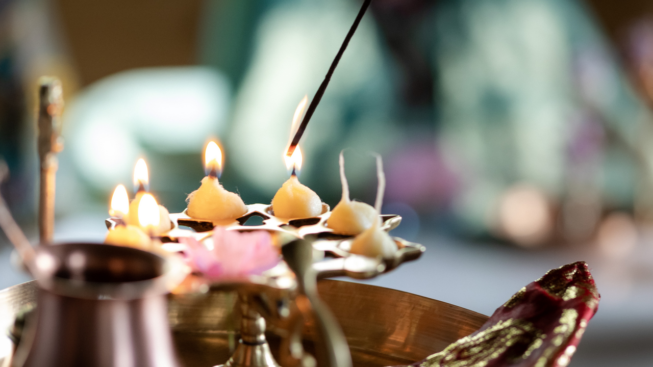 Diese Alp dient bereits seit über 40 Jahren als Rückzugs- und Erfahrungsort für Menschen auf der ganzen Welt, welche auf der Suche sind nach Stille, innerem Frieden und einer spirituellen Praxis. Durch tägliche Rituale und eine bewusste Ausrichtung hat der Platz eine einzigartige Kraft entwickelt. Wir wollen diese Kraft gemeinsam erkunden und uns einen Tag lang auf den Weg durch die Kraftquellen der Alp begeben.