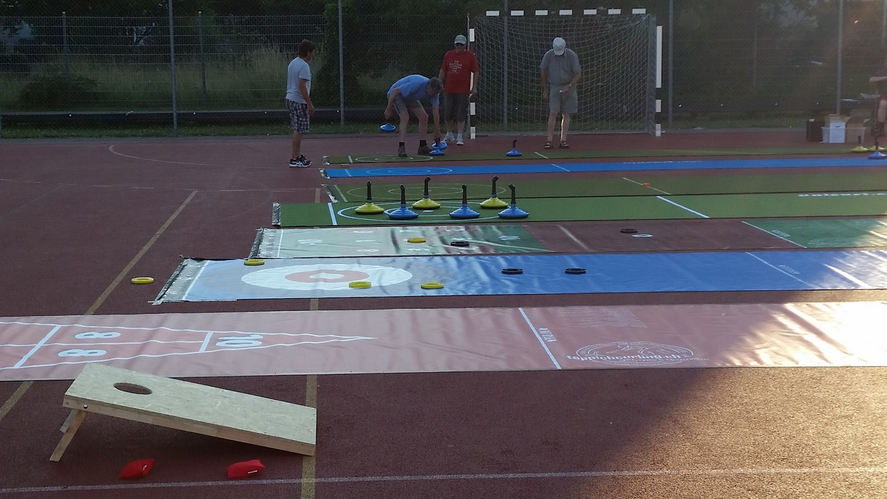 Spielen sie mit, mobilen Bahnen, da wo sie, ihren Event, möchten, fast alle Kantone (ohne Genf, Waadt, Wallis, Tessin, Ober-Unterengadin. Oder in Hirschthal Ag Freitag-Sonntag, haben wir, einen Raum. Curling-Stockshiessen (eine Mischung aus dem Eis-Curling + Eisstockschiessen oder Shuffleboard (mit Disc + Cues), bekannt von Kreuzfahrten. Beide Spiele, können auch, kombiniert, werden. Schlag den Gegner, bekannt von Pro7 und RTL (15 Spiele; Wissen-Können, Glück-Geschick und 5 Sportspiele)