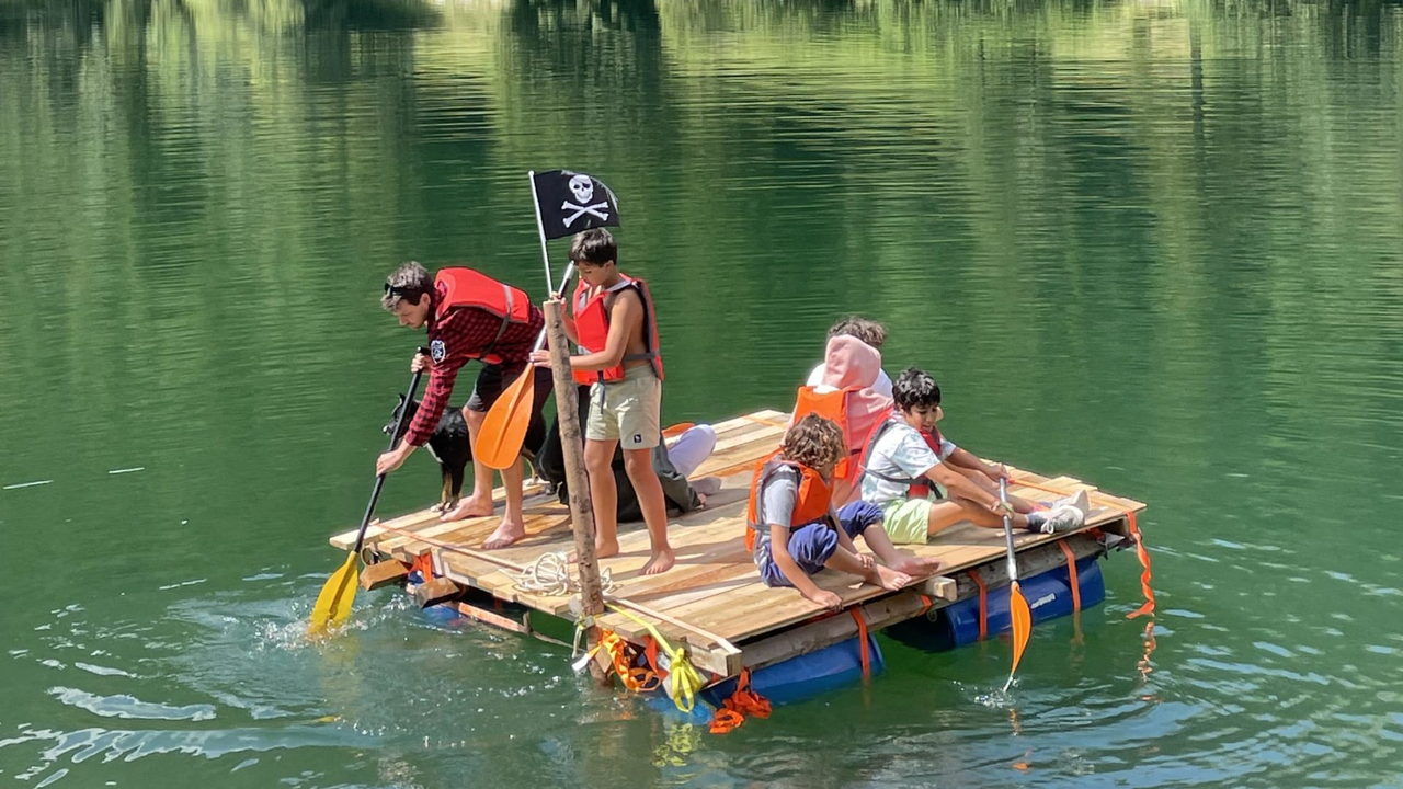 Flossbau Gstaad und Umgebung Ein erfahrener Guide gibt Ihnen Tipps und hilft. Ziel ist es die Teile so zusammen zu setzen, dass das Floss schwimmt. Diese herausfordernde Aufgabe ist für alle ein grosser Spass. Ist das Boot fertig, wird es für die Jungfernfahrt aufs Wasser gelassen. Trauen Sie sich, damit einen unseren wunderschönen Bergseen zu überqueren?