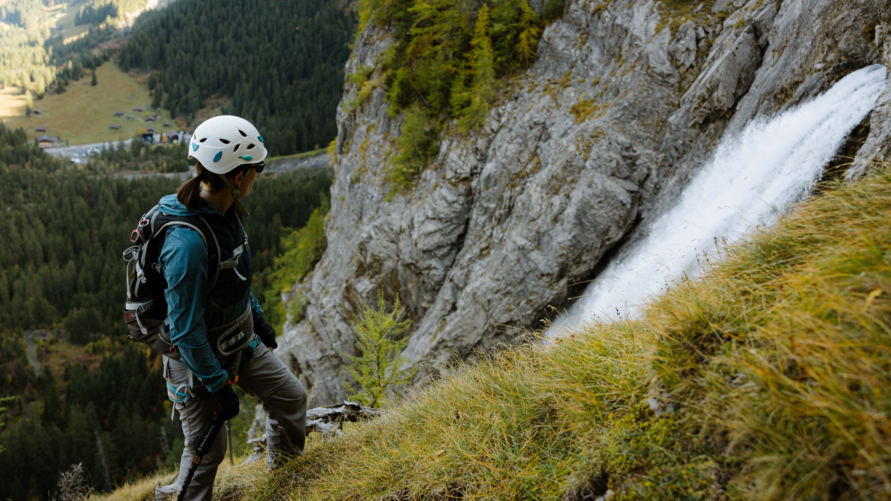 Sportliche Herausforderungen, einzigartige Felsformationen und ein beeindruckender Ausblick – das erwartet dich auf dem Klettersteig.