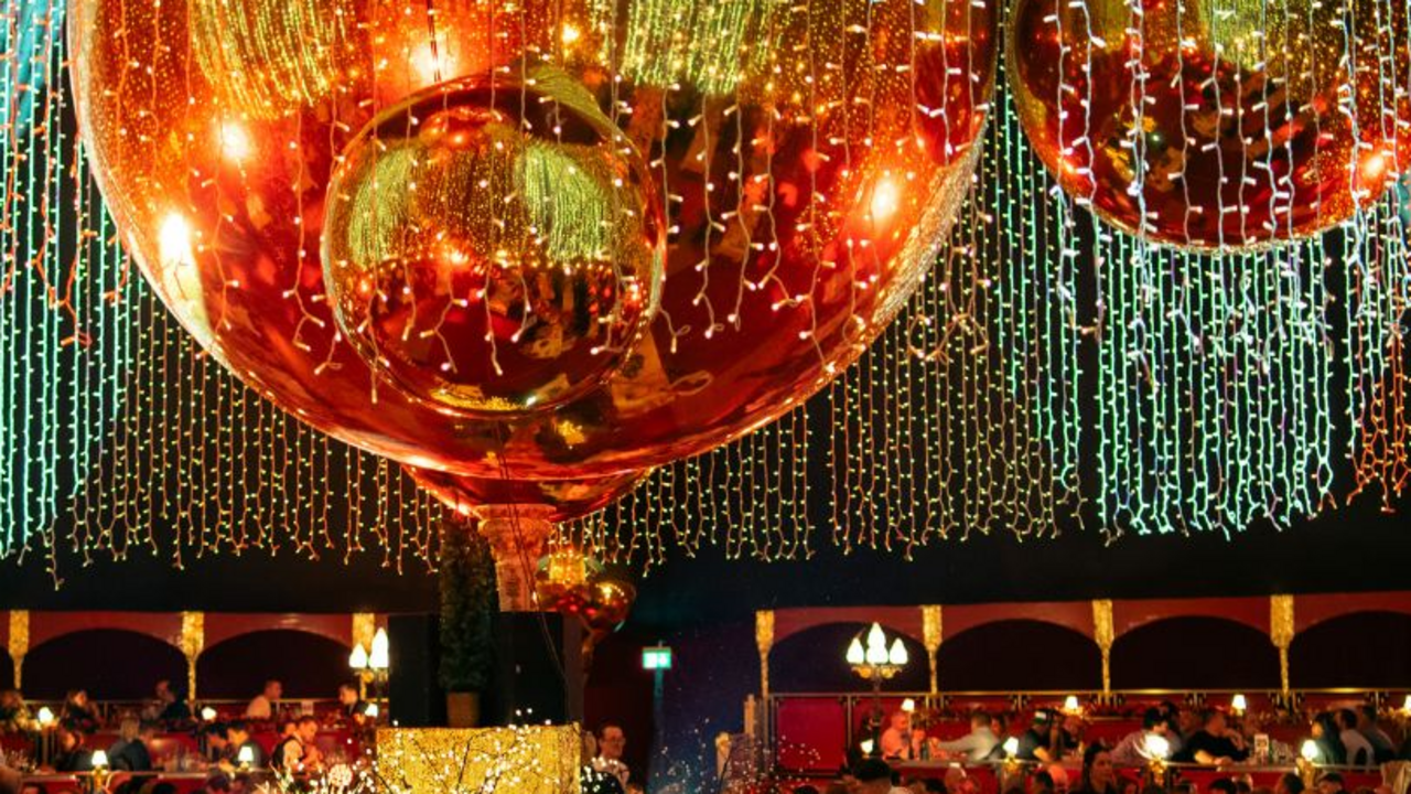 Erleben Sie mit Ihrem Team die spektakuläre Zirkusshow in Kloten und tauchen Sie ein in eine Welt voller Artistik, Licht, Musik und Farben. Geniessen Sie dabei ein exquisites Dinner, Apéros in privaten Pagoden oder einen festlichen Brunch – perfekt abgestimmt auf Ihren Firmenanlass. So wird Ihr Teamevent zu einem unvergesslichen Erlebnis, das begeistert und verbindet. Sie wollen selber mit Ihrer Gruppe auf der Bühne stehen und jonglieren lernen? Wir machen es möglich. Zeitraum: vom 19.11 - 31.12.25, Kloten
