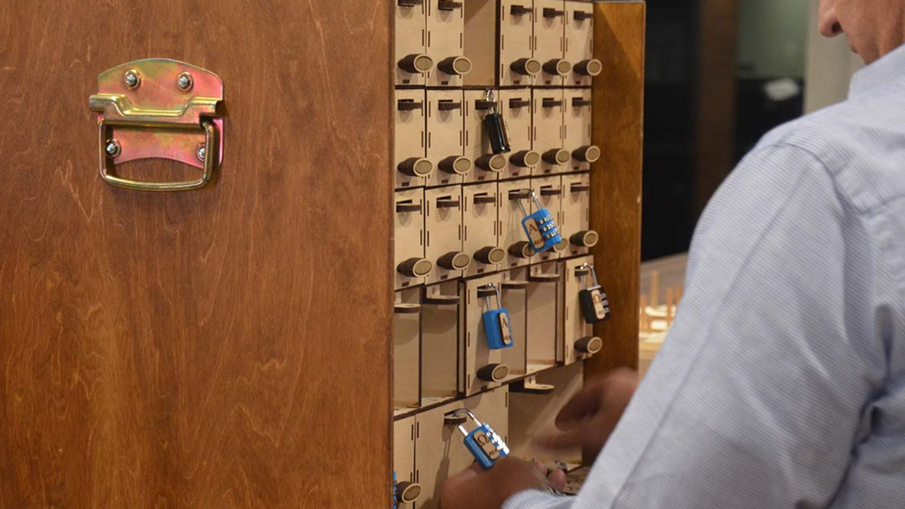 Schlüpfen Sie in die Rolle eines Historikerteams, welche das Leben und Wirken Leonardo da Vincis erforscht. In einem der alten Räume entdecken Sie eine geheimnisvolle Truhe, die einst dem Meister selbst gehört haben soll. Darin verbergen sich vier verschlossene Koffer sowie ein rätselhaftes Artefakt, das verborgene Hinweise sichtbar macht, die dem blossen Auge entgehen. Sie haben 120 Minuten Zeit, um einzigartige Arcade-, Logik- und virtuelle Aufgaben zu lösen und die Geheimnisse der Truhe zu entschlüsseln.