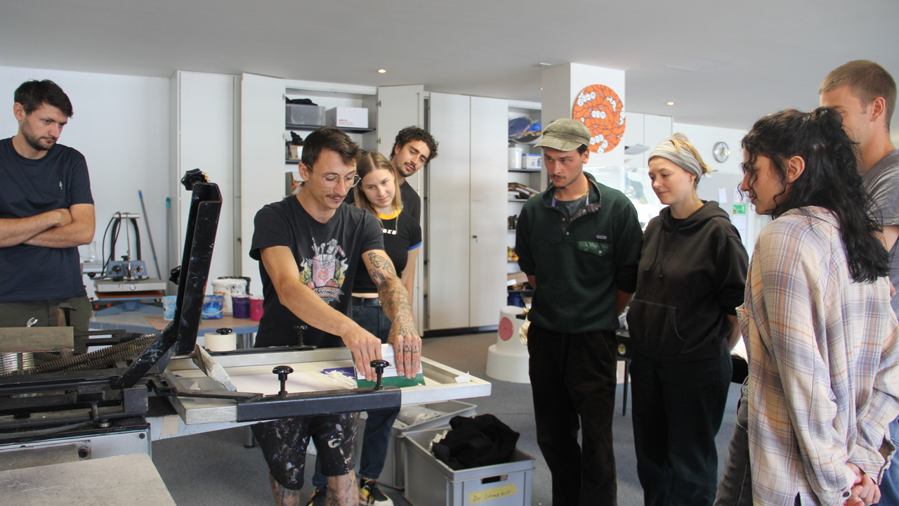Unser Workshop bietet dir die Möglichkeit, Kleidung mit deinem eigenen Design ganz individuell zu gestalten. Egal ob du ein zusammenschweissendes Teambuilding-Event planst, ob du auf der Suche nach einer aussergewöhnlichen Erfahrung für einen Geburtstag bist oder ob du mit deinen Freunden einfach mal etwas Neues, Kreatives ausprobieren willst.