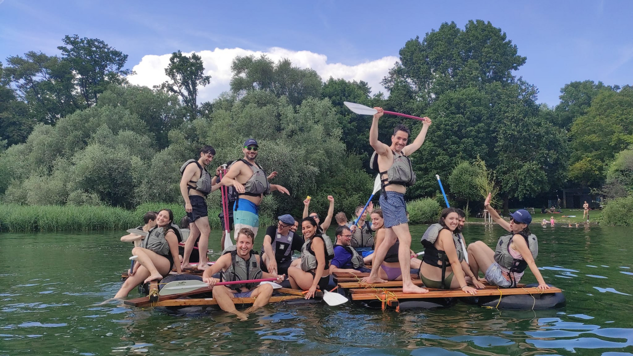 Flossbau am Vierwaldstättersee Beim Flossbau arbeiten die Teilnehmer in Gruppen zusammen, um aus bereitgestellten Materialien ein schwimmfähiges Floß zu konstruieren. Diese Aktivität macht mega Spass, fördert Teamarbeit, Kommunikation und kreatives Problemlösen, während alle Mitglieder ihre individuellen Fähigkeiten einbringen. Am Ende wird das Floss auf dem Wasser getestet, was den Teamgeist weiter stärkt und für ein gemeinsames Erfolgserlebnis sorgt.