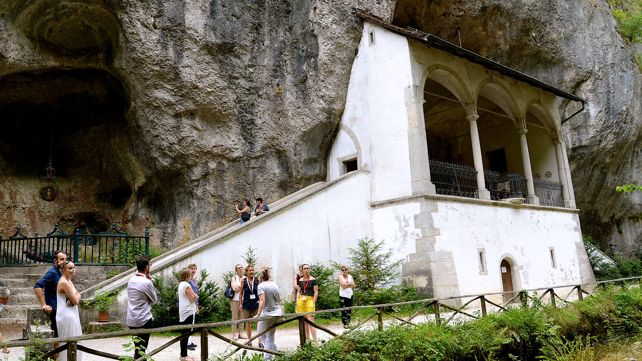 Begleiten Sie uns auf eine unvergessliche Fahrt entlang der historischen Stadtmauern von Solothurn und hinauf zum majestätischen Hausberg Weissenstein auf 1284müM. Dort oben eröffnet sich Ihnen eine atemberaubende Aussicht auf die wunderschöne Landschaft. Tanken Sie frische Energie und lassen Sie den Alltag hinter sich, während Sie das Panorama der schönsten Barockstadt und die Alpenkette vom Säntis bis zum Mont Blanc geniessen mit einem letzten Stopp in der Öufi Brauerei.