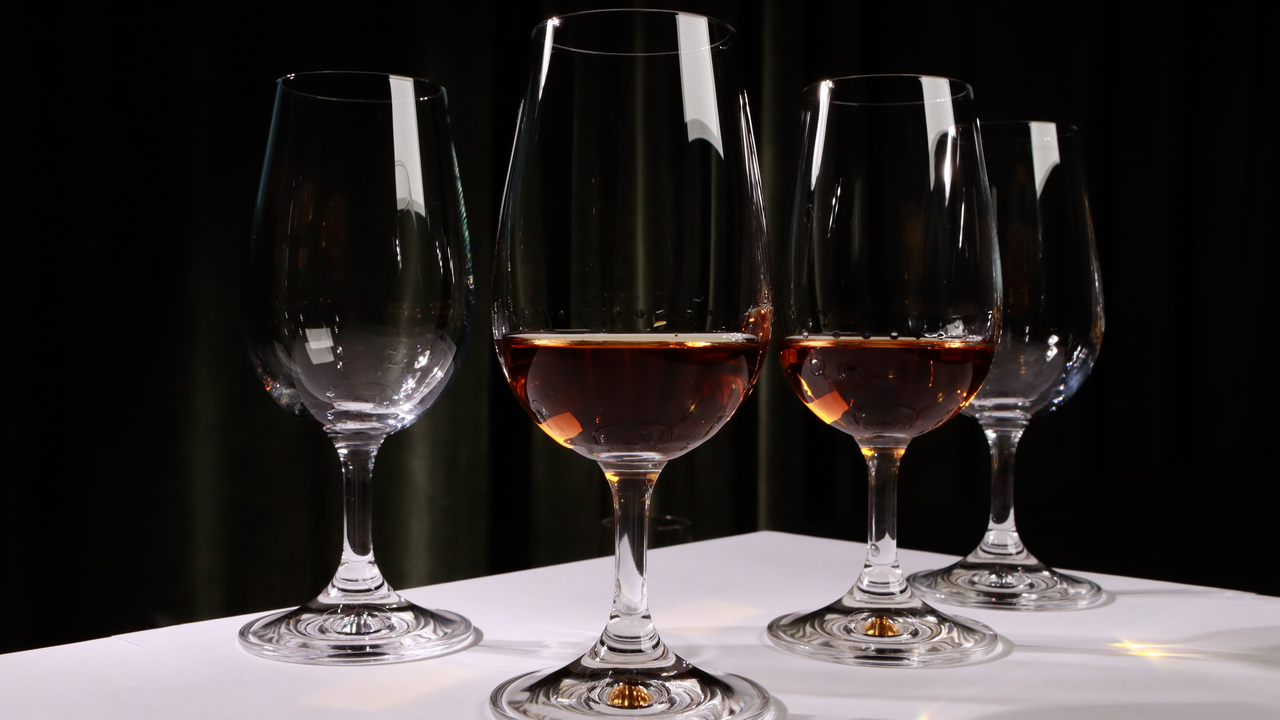 Whiskytasting Entdecken Sie die faszinierende Welt des Whiskys in gemütlicher Atmosphäre und verkosten Sie verschiedene Sorten aus Schottland, Irland und anderen Whisky-Regionen.Ich führe Sie durch die Aromen und Geschmäcker, erzähle spannende Geschichten über die Herkunft der Whiskys und gebe mein Wissen über die Kunst der Whiskyherstellung weiter.