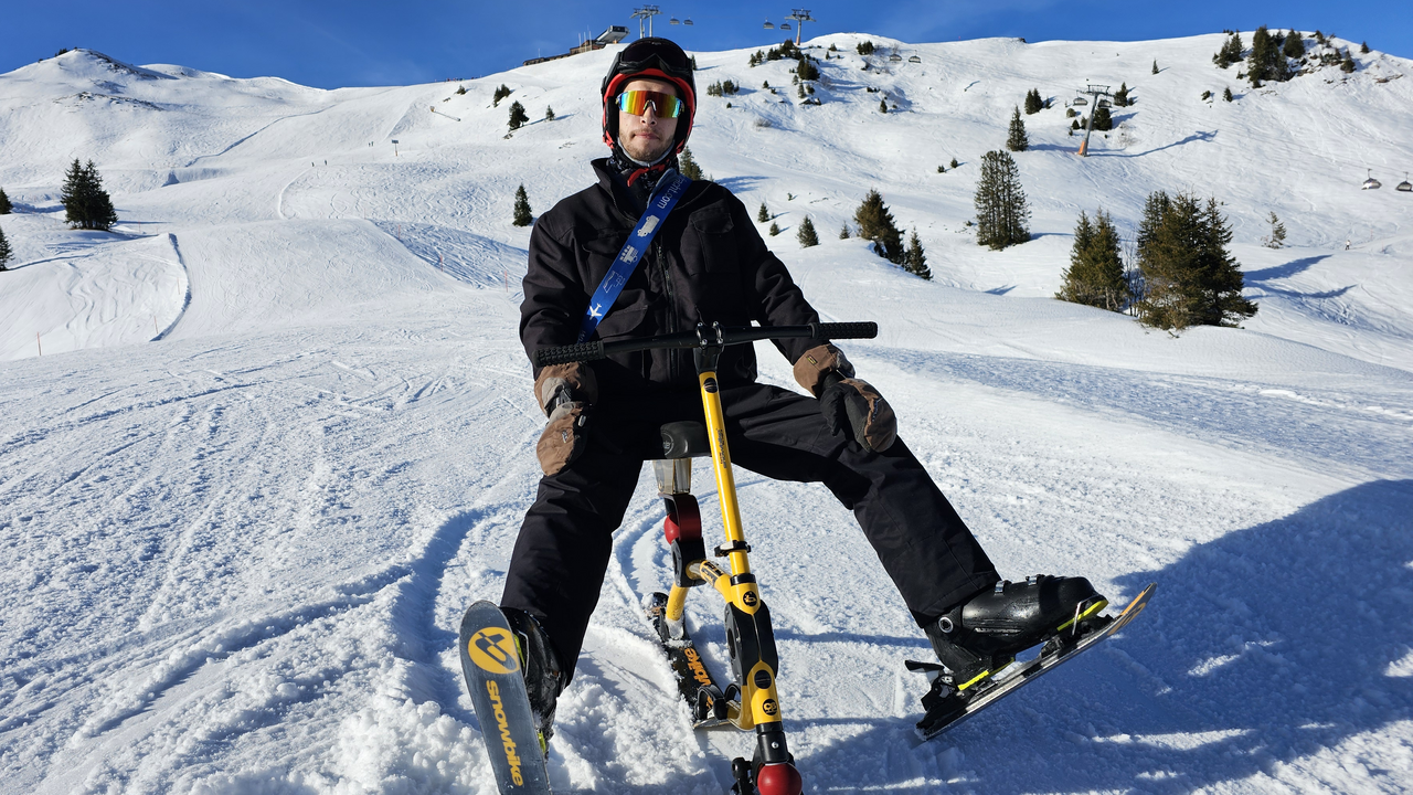 Neu: im Winter 2025-26 auch in Flumserberg. Nach 12 Wintersaisons im Berner Oberland (Zweisimmen-Gstaad-Lenk) expandieren wir mit 2 Instruktoren in die Region Zürich - Ostschweiz. Ein Wintersport der wirklich Fun-Sport ist! Unsere Snowbikes sind vorne und hinten gefedert – ähnlich wie Mountainbikes. «Langsam? Oder: Etwas für alte Leute?» Denkste: der Weltrekord von Erich Brenter von 1964 liegt bei 166 km/h! Aber so schnell fahren wir nicht beim Lernen! Versprochen. Nach 30 Minuten Einführung beherrschst Du die Grundkenntnisse und gleitest mit Deiner Gruppe ins Tal hinab. Ab 2. und 3. Abfahrt wird es immer schneller, aber kontrolliert. Nachmittags werden lange, schnelle Schwünge und Kurzschwünge instruiert, je nach Fortschritt der Gruppe.