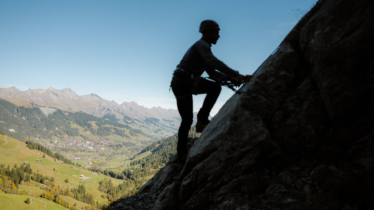 Sportliche Herausforderungen, einzigartige Felsformationen und ein beeindruckender Ausblick – das erwartet dich auf dem Klettersteig.