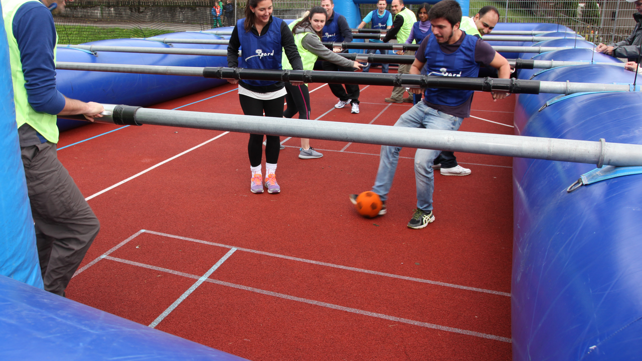 Fussball Team-Event Rund um das beliebteste Mannschaftsspiel der Welt haben wir einen Firmenevent kreiert. Teamgeist und Spass stehen an erster Stelle. Speziell in WM- oder EM-Jahren passt so ein Erlebnis-Event perfekt zu Ihrem Geschäftsanlass. Aktivitäten wie Torwandschiessen, Blinder Fussball, Fussball Transport, Ball auf dem Balkon, Fussball balancieren durch Parcours und vieles mehr wartet auf die Gäste.