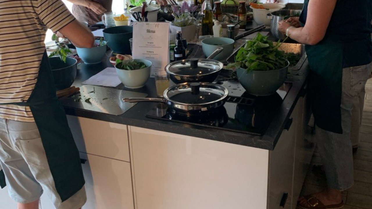 In diesem besonderen Koch-Workshop steht das freie, kreative Kochen im Mittelpunkt. Unter fachkundiger Begleitung und mit wertvollen Tipps rund um gesunde Ernährung gestalten die Teilnehmenden aus regionalen, saisonalen Bio-Zutaten eigene Gerichte, die sich zu einem gemeinsamen Menü vereinen. So entsteht spielerisch und intuitiv ein kulinarisches Erlebnis voller Genuss, Überraschungen und Teamgeist.