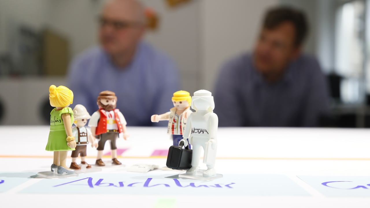 PLAYMOBIL pro. – Spielfiguren als Schlüssel für die eigene Aussage. Mit PLAYMOBIL pro. werden neutrale Figuren zu Botschaftern unserer Gedanken. Sie werden bemalt, beschrieben, in Rollen gesteckt – und plötzlich entstehen Szenen, die komplexe Zusammenhänge sichtbar machen. Die Methode kombiniert Gamification mit Tiefgang: Konflikte, Machtverhältnisse oder neue Ideen werden spielerisch dargestellt, diskutiert und reflektiert. Sprachbarrieren und Hierarchien treten in den Hintergrund – stattdessen zählt, was das Modell zeigt. 👉 Unser Team bildet die Methode nicht nur aus sondern nutzt PLAYMOBIL pro. als haptisches Moderationstool für Workshops zwischen 3 und 200 Personen, flexibel in Deutsch und Englisch. National wie international - für alle Zielgruppen.