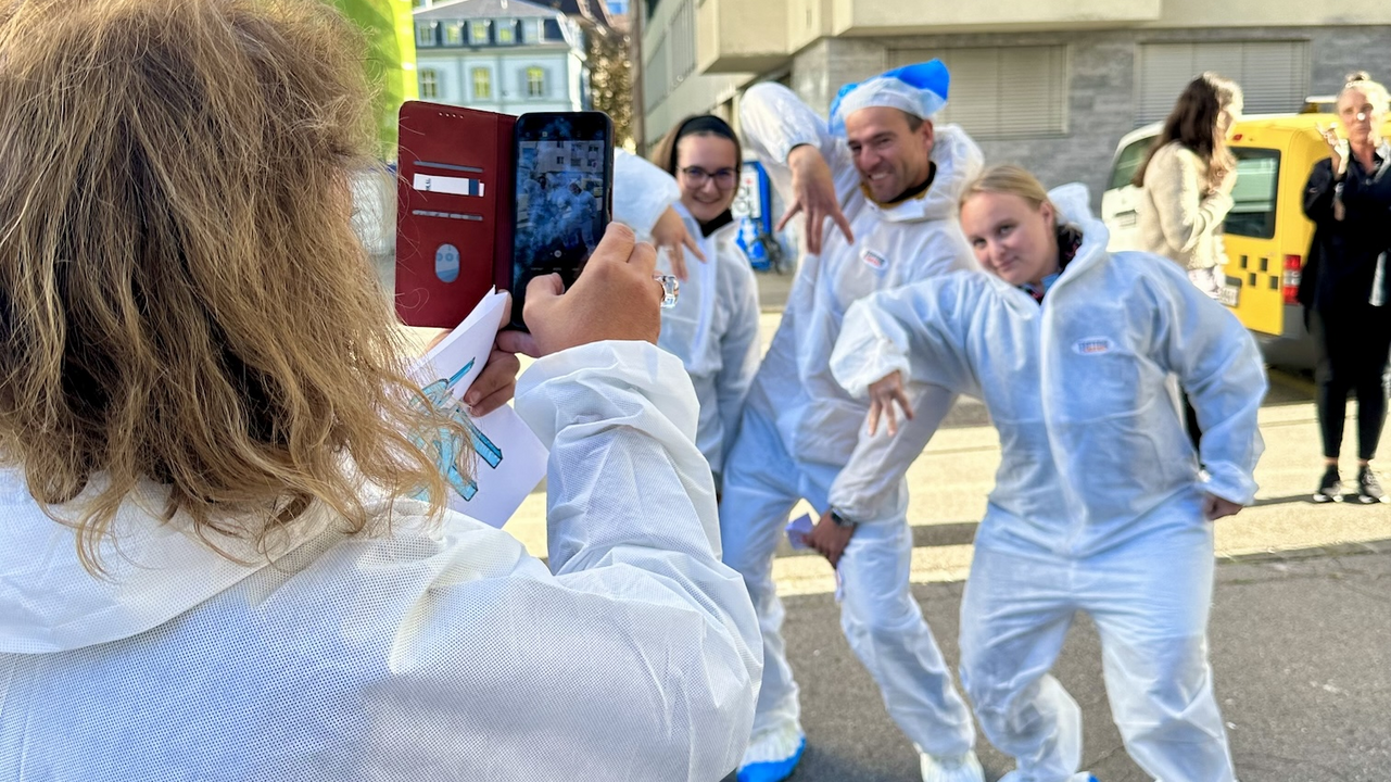 Spray & Bond: Graffiti Crew Experience Belebe den rebellischen Geist deines Teams mit 'Spray & Bond: Graffiti Crew Experience'. Unter dem Mantel der Nacht, wo Regeln verblassen und Kreativität wild wird. Kein bürokratischer Ballast, nur dein Team, die Spraydosen und eine unerforschte Leinwand. Dies ist keine gewöhnliche Teamveranstaltung; es ist eine kollaborative städtische Reise in die Welten von 'Tagging', 'Throw-ups' und "Fat Caps". Befreie dich von der Norm, hinterlasse deine Spuren und knüpfe Bindungen durch die rohe, ungezähmte Energie der Graffiti-Kunst