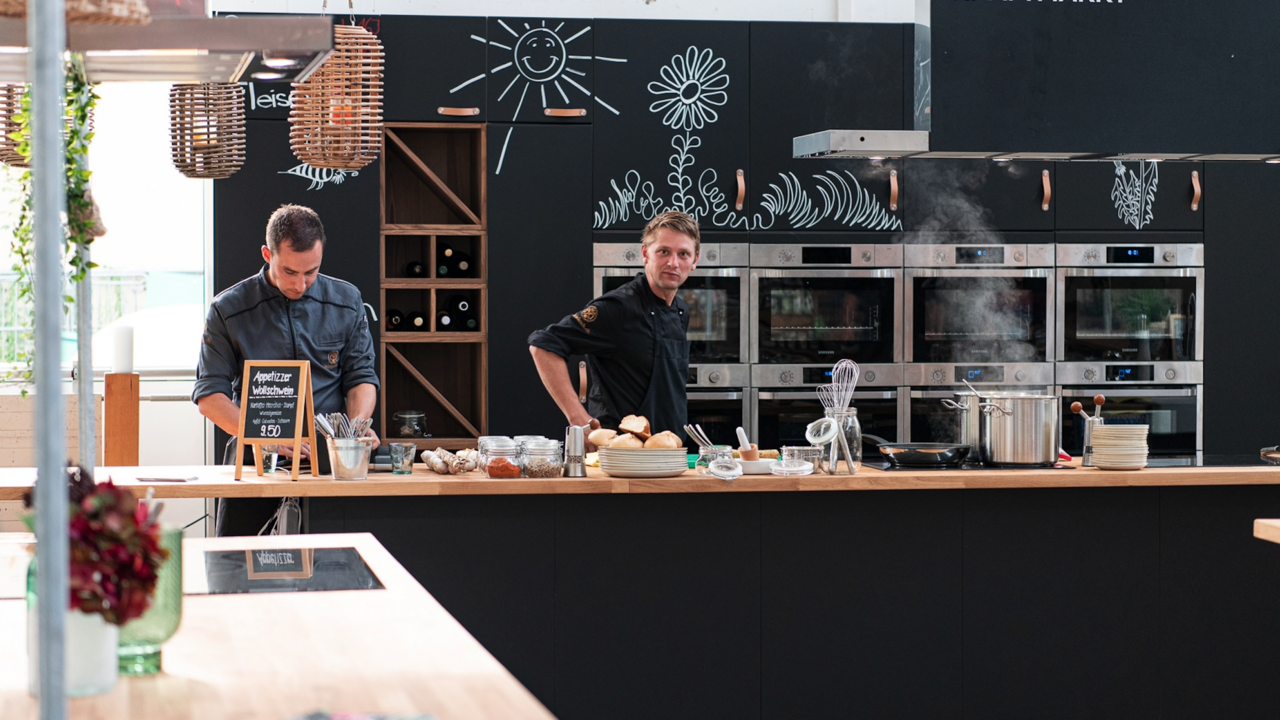 Premium Kochkurs in Zug Erlebe einzigartige Team-Events, die Kochhandwerk mit Ernährungswissenschaft verbinden! Unsere exklusiven Kochkurse werden von erstklassigen Chefköchen geleitet und finden in hochwertigen Lokalitäten statt. Genieße Spaß und Freude bei unvergesslichen Team-Building-Momenten voller kulinarischer Höhepunkte und wertvollem Wissen! Entdecken, experimentieren, kreieren, genießen! Bei uns steht das Motto "Lernen durch Erfahrung" im Mittelpunkt, während wir gemeinsam kochen, backen, abschmecken und anrichten. Unser Fokus liegt auf modern regionaler und saisonaler Küche, die frisch, spannend, geschmackvoll, ausgewogen und wohltuend ist. Wir verwenden immer, wenn möglich, BIO-Zutaten.