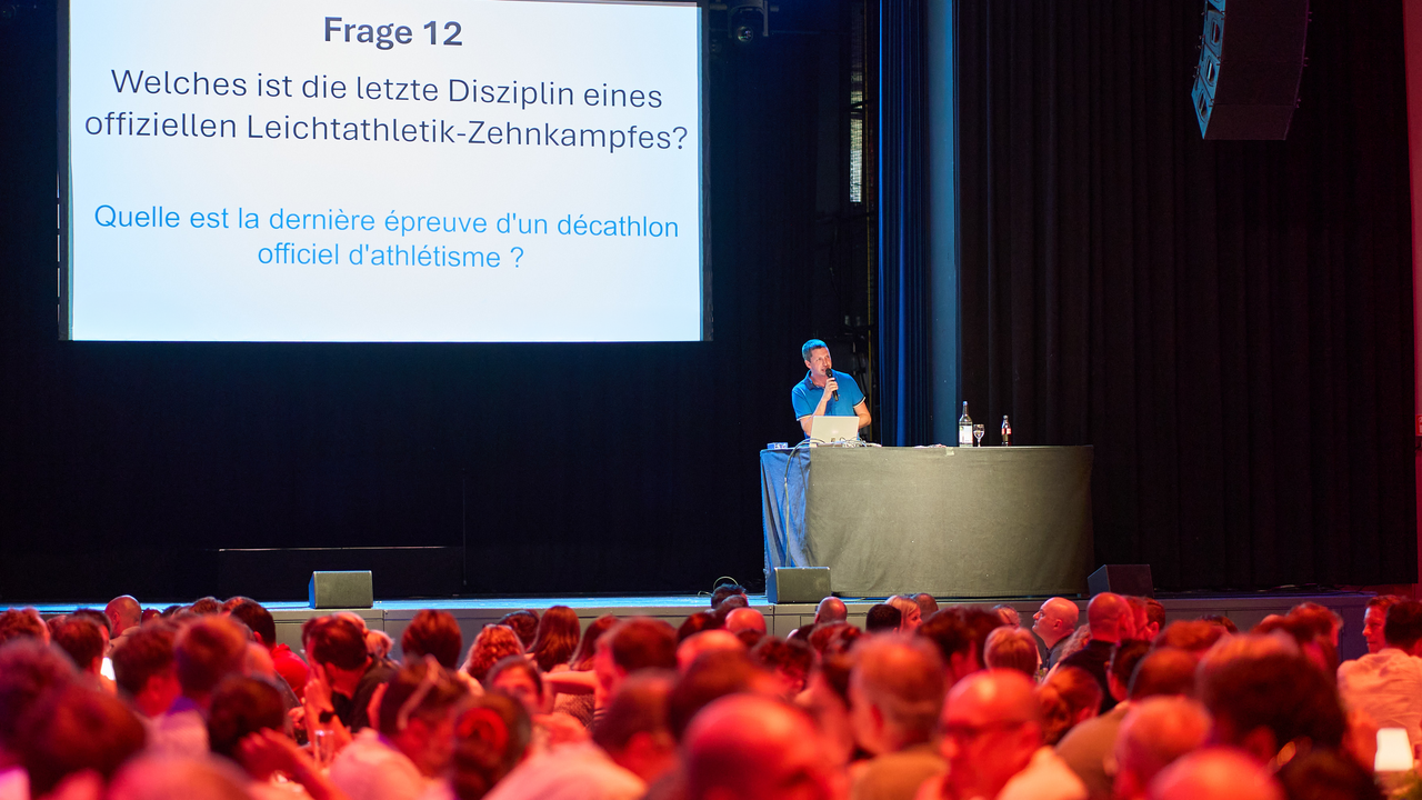 In temporeichen Raterunden ist das Allgemeinwissen der Gäste gefragt. Der Moderator stellt dem Publikum Fragen — wer am Ende mit seinem Team die meisten Punkte hat, gewinnt.
