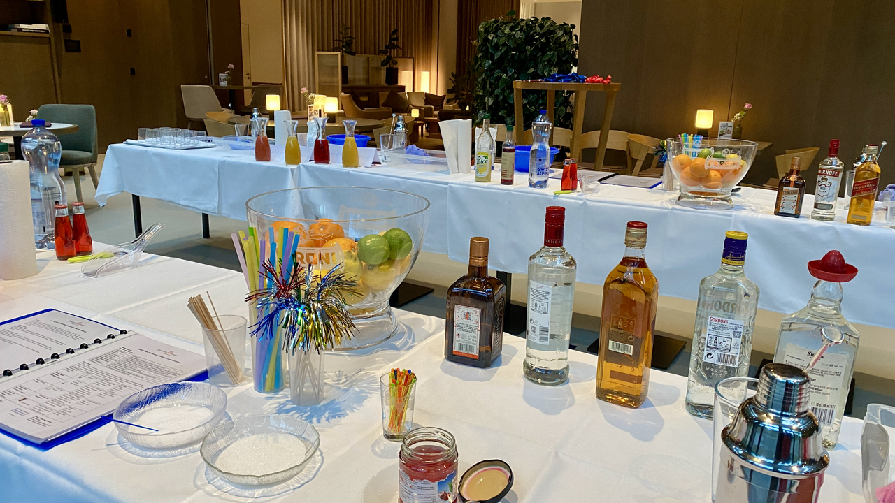Cocktail Mix Workshop im Kanton Bern Eignen Sie sich das Fachwissen eines Barkeepers an, dann kann die nächste Party kommen. In unserem Cocktail Mix Workshop werden die Teilnehmer in die bunte und internationale Welt des Cocktailmixens eingeführt und mit den Barkeeper-Utensilien, Spirituosen sowie Garnituren vertraut gemacht. In verschiedenen Gruppen werden eigene alkoholische und alkoholfreie Drinks gemixt und mit verschiedenen Garnituren dekoriert.
