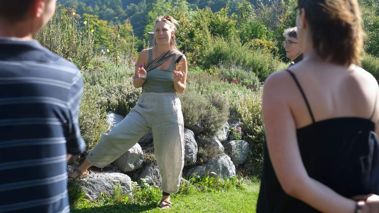 Kraft der Pflanzen – traditionell & heute Viele Pflanzen, Hier in der Schweiz wachsen, werden seit Jahrhunderten als Heilkräuter genutzt. Auf dieser Führung lernen Sie sowohl kultivierte als auch wild wachsende Heilpflanzen kennen und erfahren, welche Wirkungen ihnen zugeschrieben werden. Unsere Kräuterfachleute geben Einblicke in traditionelle Anwendungen und moderne Verarbeitungsmethoden. Sie zeigen, wie Blätter, Blüten und Wurzeln schonend geerntet und zu hochwertigen Produkten wie Tee, Ölauszügen oder Salben verarbeitet werden. Ein inspirierender Ausflug, der altes Wissen mit modernen Ansätzen verbindet.