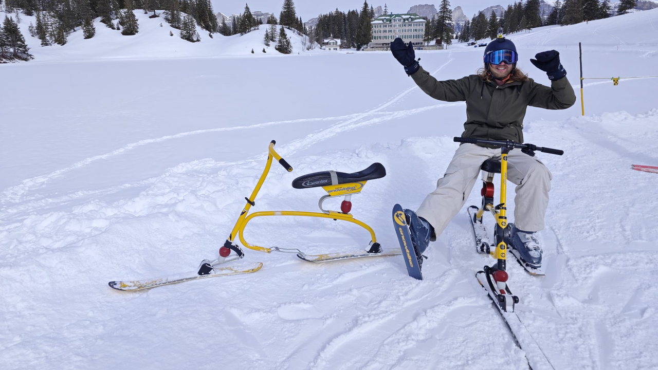 Neu: im Winter 2025-26 auch in Flumserberg. Nach 12 Wintersaisons im Berner Oberland (Zweisimmen-Gstaad-Lenk) expandieren wir mit 2 Instruktoren in die Region Zürich - Ostschweiz. Ein Wintersport der wirklich Fun-Sport ist! Unsere Snowbikes sind vorne und hinten gefedert – ähnlich wie Mountainbikes. «Langsam? Oder: Etwas für alte Leute?» Denkste: der Weltrekord von Erich Brenter von 1964 liegt bei 166 km/h! Aber so schnell fahren wir nicht beim Lernen! Versprochen. Nach 30 Minuten Einführung beherrschst Du die Grundkenntnisse und gleitest mit Deiner Gruppe ins Tal hinab. Ab 2. und 3. Abfahrt wird es immer schneller, aber kontrolliert. Nachmittags werden lange, schnelle Schwünge und Kurzschwünge instruiert, je nach Fortschritt der Gruppe.