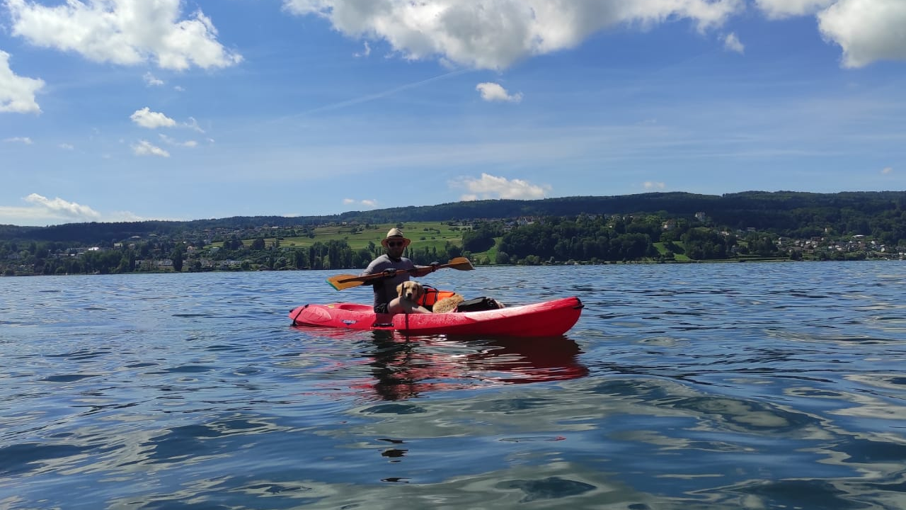 Als Wassersport-Experten organisieren wir erlebnisreiche Events, die Ihren Teamspirit verbessern. Von der actionreichen Verfolgungsfahrt auf unseren sportlichen Sit-On-Tops bis hin zum entspannten Gleiten übers Wasser auf unseren gemütlichen Kanadiern geniessen Sie in unberührter Natur einen besonderen Tag. Dauer und Strecke der Tour besprechen wir im Vorfeld mit Ihnen persönlich, dabei passen wir den Schwierigkeitsgrad Ihren Bedürfnissen an.