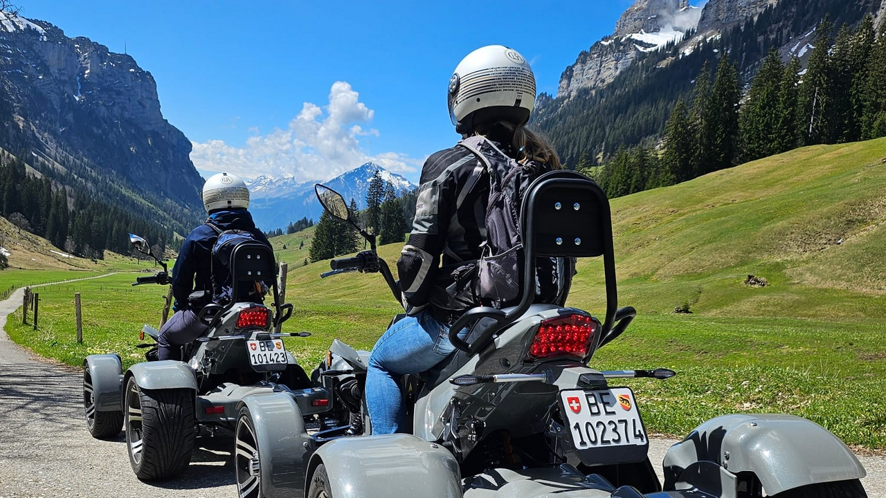 Erleben Sie Gstaads atemberaubende Bergwelt aus einer neuen Perspektive – auf einer geführten E-Quad Tour. Abseits der klassischen Routen geht es auf modernen, geräuscharmen Quads durch malerische Landschaften. Die Tour verbindet Abenteuer, Naturerlebnis und Fahrspass auf nachhaltige Weise. Ein besonderes Highlight für alle, die Gstaad aktiv und stilvoll entdecken möchten.