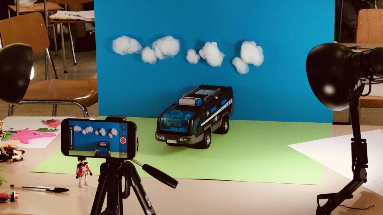 In diesem Workshop lernen Sie die unzähligen Möglichkeiten des Stop-Motion-Films kennen. Die Trickfilmtechnik funktioniert so, dass einzelne Bilder schnell hintereinander abgespielt werden, wodurch sich die Figuren auf dem Bildschirm zu bewegen scheinen.
