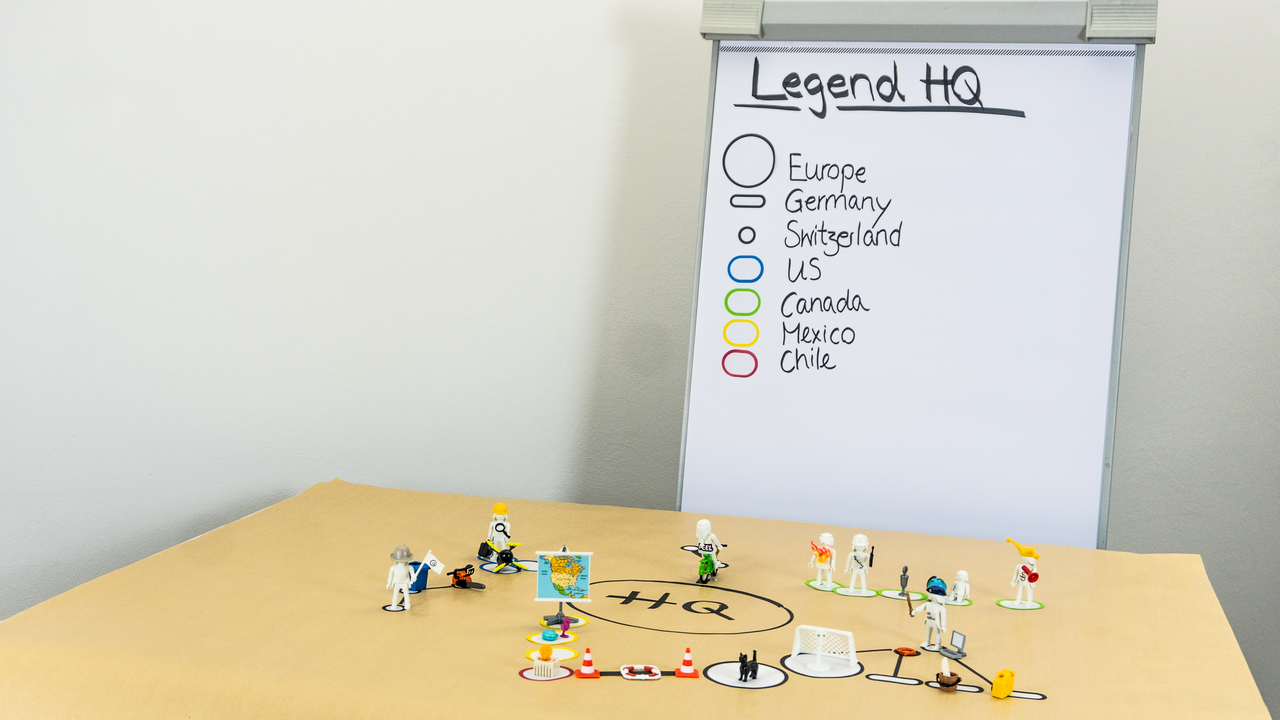 PLAYMOBIL pro. – Spielfiguren als Schlüssel für die eigene Aussage. Mit PLAYMOBIL pro. werden neutrale Figuren zu Botschaftern unserer Gedanken. Sie werden bemalt, beschrieben, in Rollen gesteckt – und plötzlich entstehen Szenen, die komplexe Zusammenhänge sichtbar machen. Die Methode kombiniert Gamification mit Tiefgang: Konflikte, Machtverhältnisse oder neue Ideen werden spielerisch dargestellt, diskutiert und reflektiert. Sprachbarrieren und Hierarchien treten in den Hintergrund – stattdessen zählt, was das Modell zeigt. 👉 Unser Team bildet die Methode nicht nur aus sondern nutzt PLAYMOBIL pro. als haptisches Moderationstool für Workshops zwischen 3 und 200 Personen, flexibel in Deutsch und Englisch. National wie international - für alle Zielgruppen.