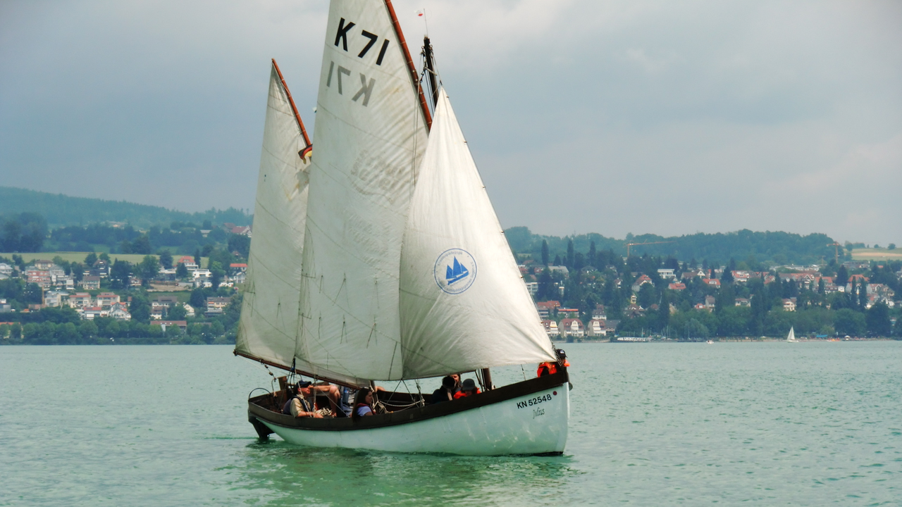Erleben Sie mit Ihrem Team ein unvergessliches Segelabenteuer auf dem malerischen Bodensee! Beim Teamsegeln geht es nicht nur darum, das Boot mit Windkraft über das Wasser zu bewegen – es geht vor allem um Zusammenarbeit, Koordination und Kommunikation. Ob als entspannter Segeltörn oder als freundschaftlicher Teamwettkampf: Dieses Erlebnis bringt Schwung in jede Gruppe und stärkt das Wir-Gefühl auf einzigartige Weise.