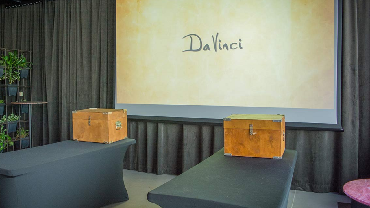 Schlüpfen Sie in die Rolle eines Historikerteams, welche das Leben und Wirken Leonardo da Vincis erforscht. In einem der alten Räume entdecken Sie eine geheimnisvolle Truhe, die einst dem Meister selbst gehört haben soll. Darin verbergen sich vier verschlossene Koffer sowie ein rätselhaftes Artefakt, das verborgene Hinweise sichtbar macht, die dem blossen Auge entgehen. Sie haben 120 Minuten Zeit, um einzigartige Arcade-, Logik- und virtuelle Aufgaben zu lösen und die Geheimnisse der Truhe zu entschlüsseln.