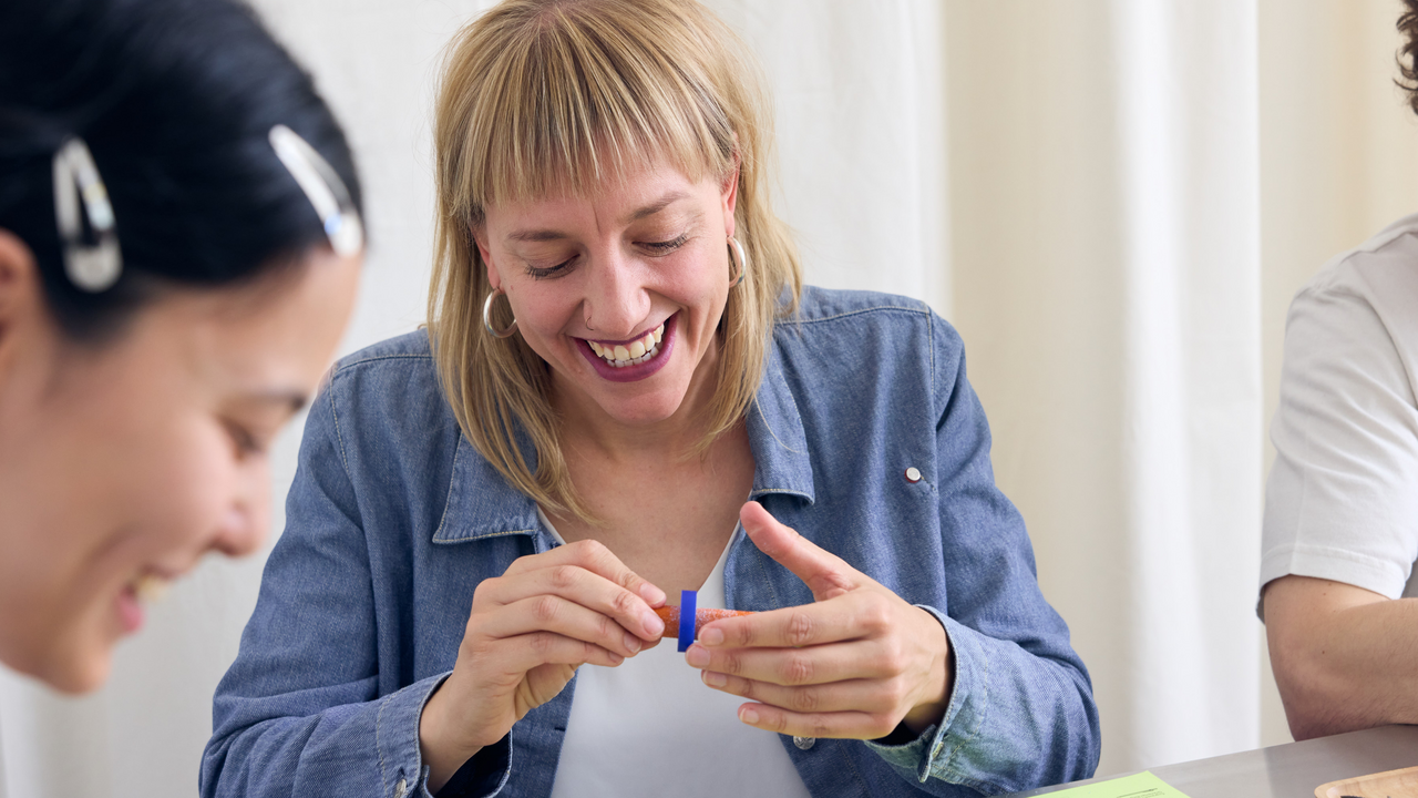 In einem intimen, persönlichen Workshop für zwei Personen werdet ihr durch den Prozess des Entwerfens und Anfertigens eurer einzigartigen Ringe geführt. Sei es für die Verlobung, die Hochzeit oder einfach für einen langhaltenden Ring, den ihr gemeinsam herstellen möchtet. In unserem Atelier in Altstetten habt ihr in 2,5 Stunden die Möglichkeit, ein einzigartiges Symbol eurer Liebe zu schaffen. Nach dem Workshop giessen wir eure Ringe in Silber oder 18 Karat Gold und stellen ihn für euch fertig. In nur zwei bis drei Wochen erhält ihr euren fertigen Ringe.