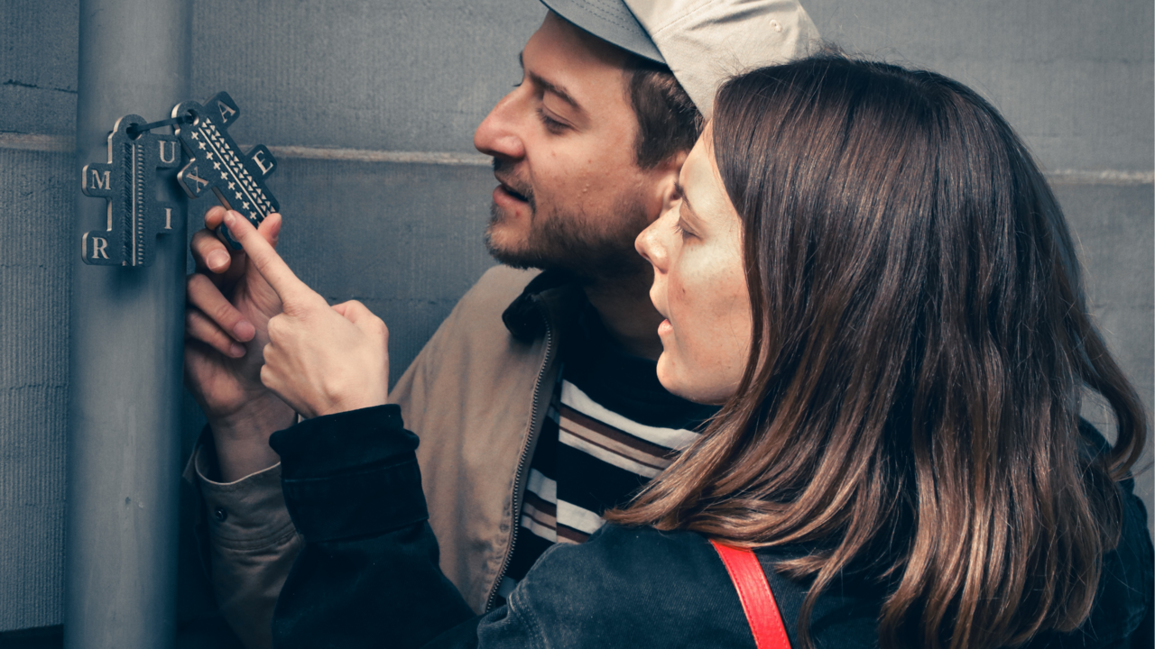 Entfalte das Potenzial deines Teams Wie kannst du Zusammenarbeit und Kreativität in deinem Team entfachen? Verwandle dein Teambuilding-Event in eine Gelegenheit, den Teamgeist zu stärken und verborgene Talente zu entdecken – mit dem Escape Room durch die Stadt.