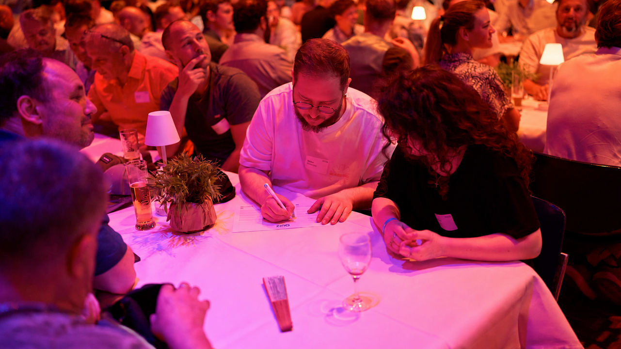 In temporeichen Raterunden ist das Allgemeinwissen der Gäste gefragt. Der Moderator stellt dem Publikum Fragen — wer am Ende mit seinem Team die meisten Punkte hat, gewinnt.