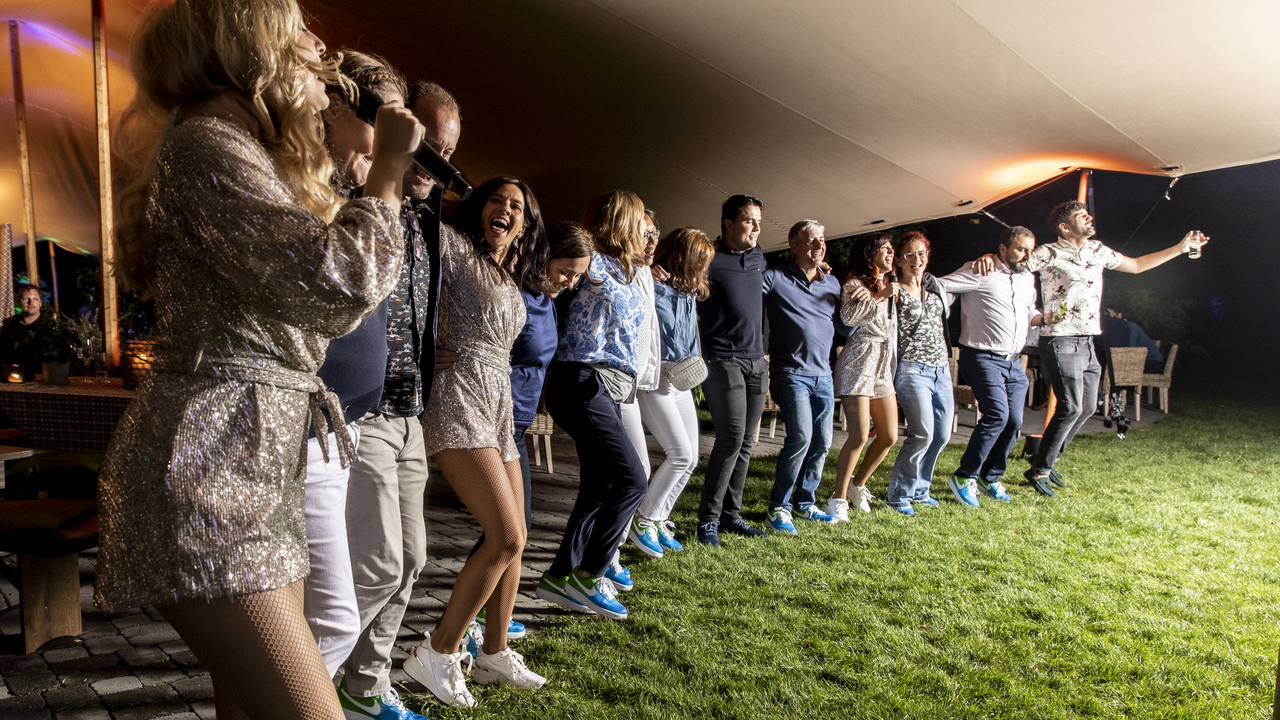 Linedance Teamevent Tauchen Sie ein in die mitreissenden Tanzstile vergangener Jahrzehnte bei unseren Teambuilding-Tanzworkshops (Linedance, Oldies, 70s oder 80s). Begleitet von einer professionellen Liveband erleben Sie ein unvergessliches Event, das Ihre Mitarbeiter oder Gäste verbindet. Wir sind darauf spezialisiert, ein vielseitiges Repertoire aus verschiedenen Tanzstilen zu präsentieren. Mit unserer Performance und musikalischen Expertise schaffen wir mit Ihnen zusammen eine einzigartige Atmosphäre, die zum Tanzen und gemeinsamen Spasshaben einlädt.