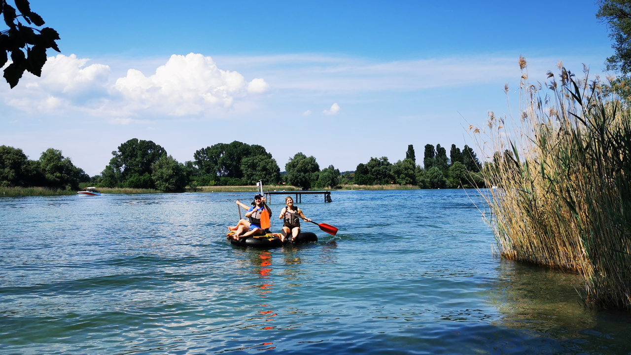 Flossbau am Walensee Flossbau als Teamevent mit ganz viel Spass, Action und Spannung. Baut euer eigenes Floss im Team und fahrt damit über den wunderschönen Walensee. Perfekt geeignet für Gruppen, die einen Tag voller Action an und auf dem Wasser erleben wollen.