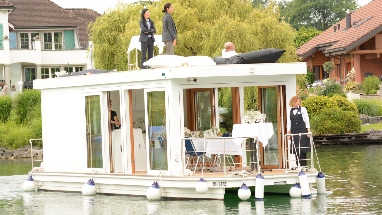 Planen Sie einen besonderen Ausflug, ein inspirierendes Seminar oder ein Fest im kleinen Kreis? Das wunderschöne kleine Hausboot auf dem Zürichsee lässt sich exklusiv mieten, um unvergessliche Stunden auf dem Wasser zu verbringen. Der Heimathafen am linken Seeufer befindet sich in Richterswil. Am rechten Seeufer können Sie sich in Stäfa abholen lassen. Selbstverständlich sind auch Fahrten von und zu jeder anderen Anlagestelle am See möglich (gegen Aufpreis).