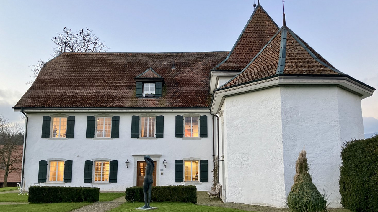 Schlösser-Tour mit dem Cabrio-Bus Die Ausfahrt führt Sie um die Stadtmauern von Solothurn herum, dann gehts weiter zum Schloss Waldegg (Feldbrunnen – St. Niklaus), dem Schloss Buchegg (Kyburg-Buchegg) und dann zum Schloss Vorder-Bleichenberg (Biberist), bevor in Solothurn wieder Endstation ist.