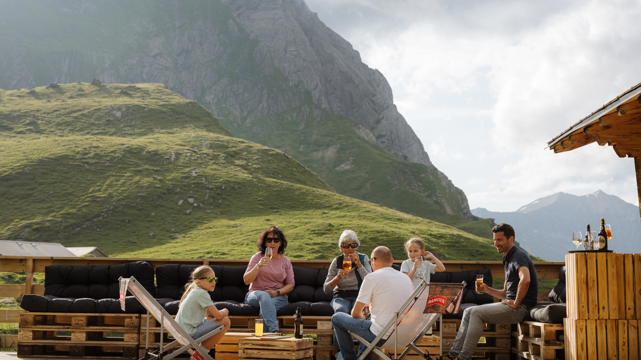 Unsere Raclettehütte ist mehr als nur ein Ort zum Essen – sie ist ein Erlebnis, das dich mit köstlichem Käse, gemütlicher Atmosphäre und purer Erholung verwöhnt. Also tauche ein und lasse dich vom Alpenchic und köstlichem Käse verzaubern!