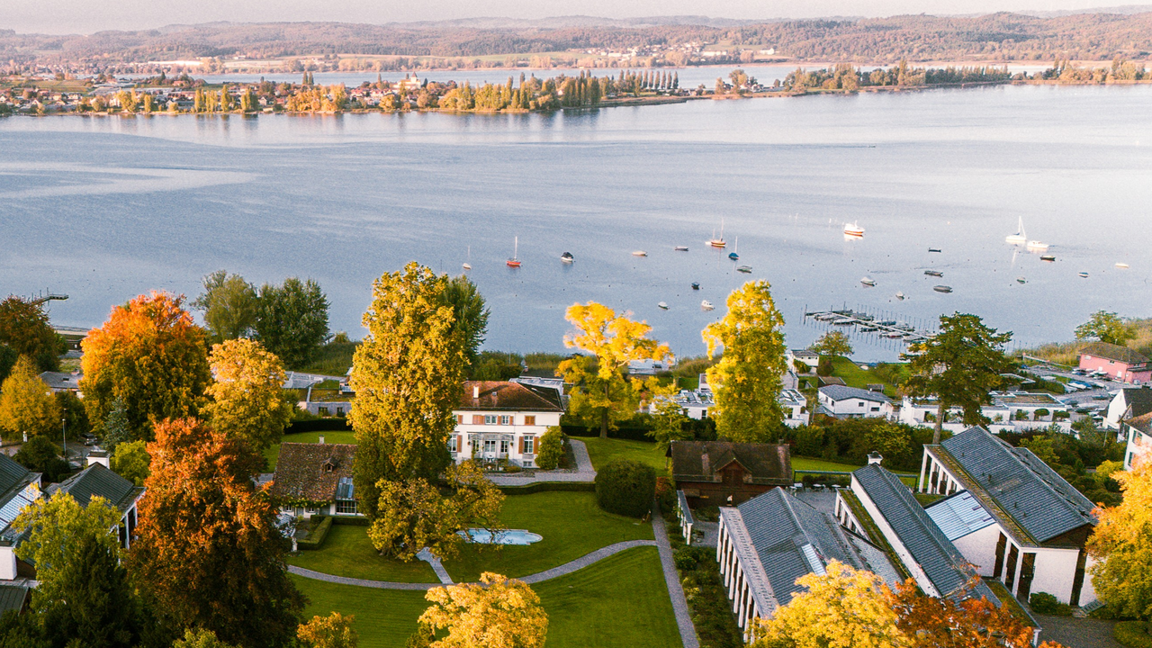 Der Lilienberg liegt hoch über dem Untersee und bietet einen einmaligen Blick auf den Bodensee und die Klosterinsel Reichenau. In dieser Umgebung lassen sich Naturerlebnis, Austausch und Kulinarik ideal verbinden. Aus einer gut zweistündigen Panoramawanderung wird so ein kompletter Genuss- und Begegnungsabend: draussen mit Weitblick unterwegs, danach auf der Terrasse oder im Restaurant mit fein abgestimmter Küche und Weinbegleitung.