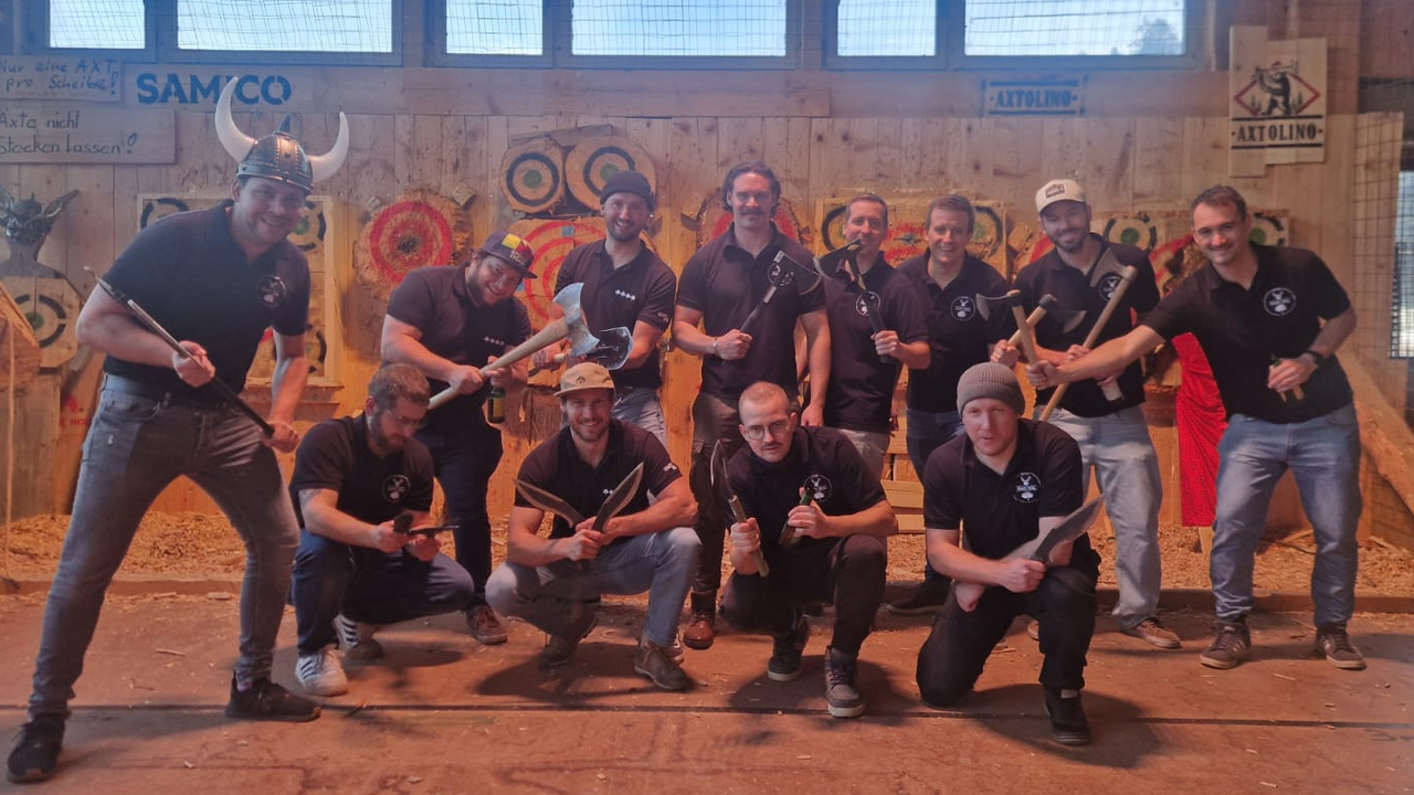 Lerne das Axtwerfen von Grund auf. Ein erfahrener Instruktor begleitet euch durch die gesamte Session. Enthalten: Einführung in Wurftechnik & Sicherheit Individuelles Training mit Tipps vom Profi Mini-Wettkampf untereinander Wurfgegenstände Turnier Axt Doppelaxt Spaltaxt Kleine Äxte Schaufel