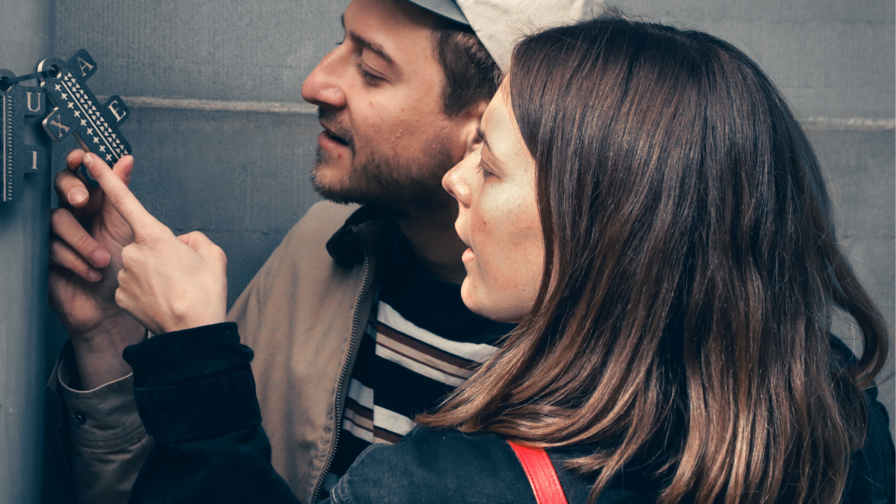 Entfalte das Potenzial deines Teams Wie kannst du Zusammenarbeit und Kreativität in deinem Team entfachen? Verwandle dein Teambuilding-Event in eine Gelegenheit, den Teamgeist zu stärken und verborgene Talente zu entdecken – mit dem Escape Room quer durch Arosa.